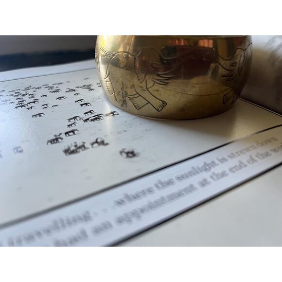 Vintage gold bangle with engraved elephants - Picture 7 of 7